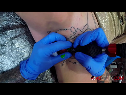 ❤️ Extremt tatuerade snyggingen Sully Savage fick en tatuering på sin klitoris ❤️❌ Pornvideo at us